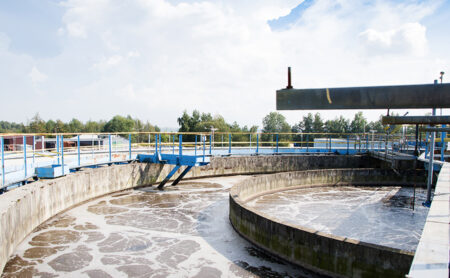 Estanques de una planta de tratamiento de RILES con proceso de decantación para el tratamiento de aguas residuales industriales