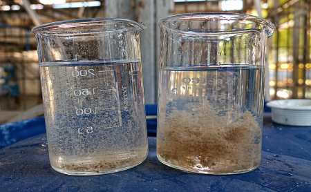 Floculación en tratamiento de aguas industriales, comparación de agua con partículas suspendidas y formación de flóculo